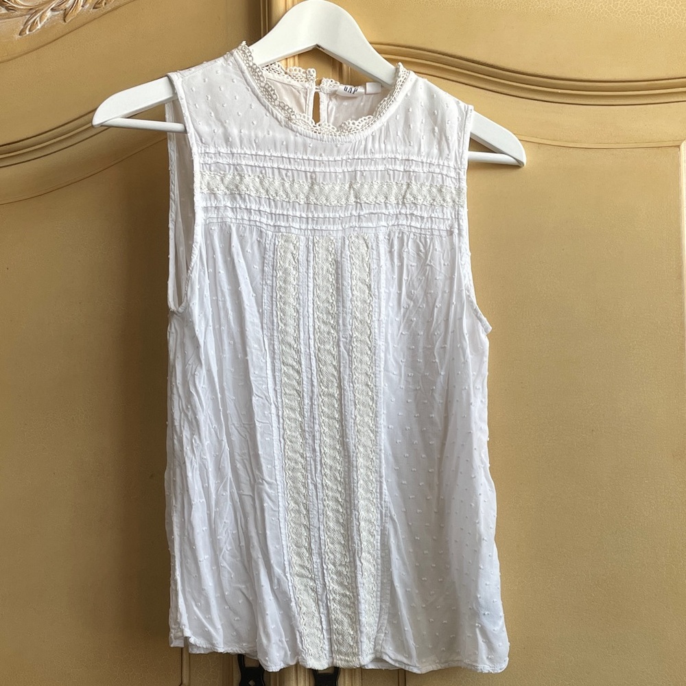 GAP White Textured Sleeveless Blouse